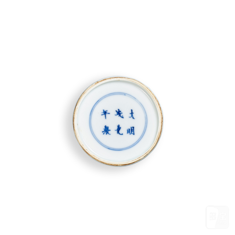 A blue and white 'floral' waterpot, Qing dynasty, Kangxi period | 清康熙 青花花卉紋葫蘆形水盂 《大明成化年製》仿款 - 图3